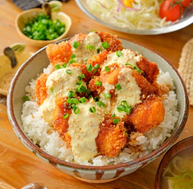ガーリックマヨソースで食べるザクッとチキンカツ丼