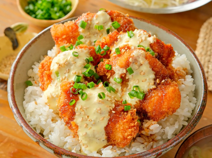 ガーリックマヨソースで食べるザクッとチキンカツ丼