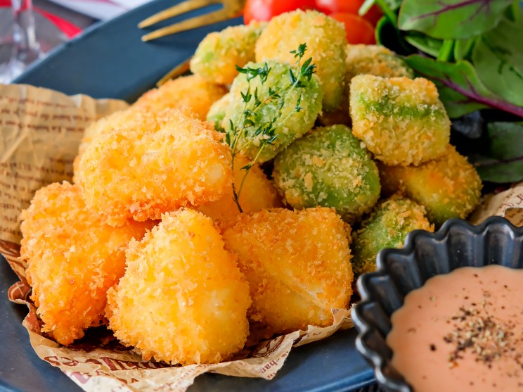 カマンベール＆アボカドフライ　オーロラソース