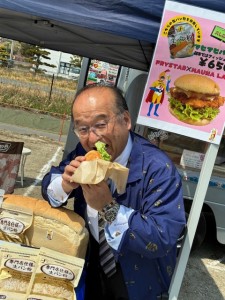 菊川市長　　　　　マヒマヒバーガー　　ほうばる　食生使用